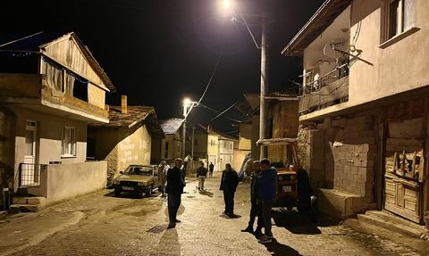 Kütahya'da Artçı Sarsıntılar Köylüleri Gece Dışarıda Bıraktı