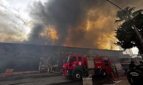 Mersin'deki Fabrikada Yangın Çıktı