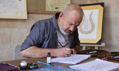 Nevşehirli Polis Memuru Tarık Sakarya, Kaligrafi ile Stres Atıyor