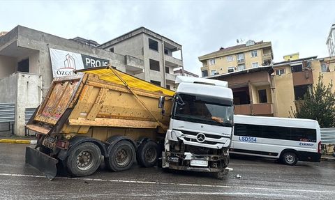 Pendik'te Hafriyat Kamyonu Park Halindeki Araçlara Çarptı