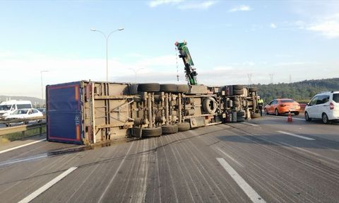 Pendik'te Tır Devrildi: Sürücü Yaralandı