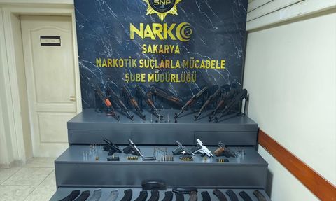 Sakarya'da Kaleşnikof Bulunan Polis Memuruna 3 Tutuklama