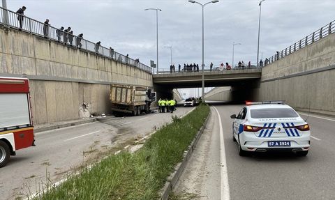 Sinop'ta Kamyon Kazası: Sürücü Yaralandı