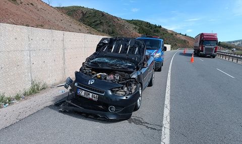 Sivas'ta İki Ayrı Trafik Kazası: 4 Yaralı