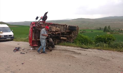 Sivas'ta Trafik Kazası: 2 Yaralı