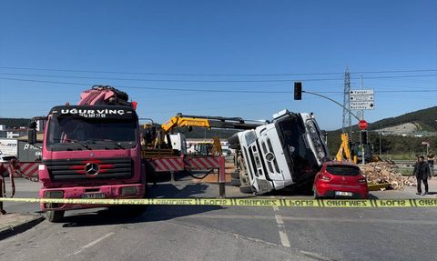 Sultanbeyli'de Kamyon, Sürücü Kursu Otomobiline Devrildi