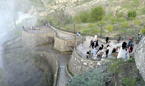 Tortum Şelalesi'nde Bahar Coşkusu
