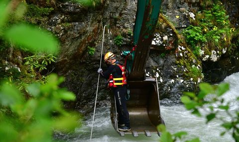 Trabzon'da Dereye Düşen Çocuğun Arama Çalışmaları Devam Ediyor
