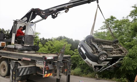 Trabzon'da Şarampole Devrilen Minibüs Kazasında 5 Yaralı