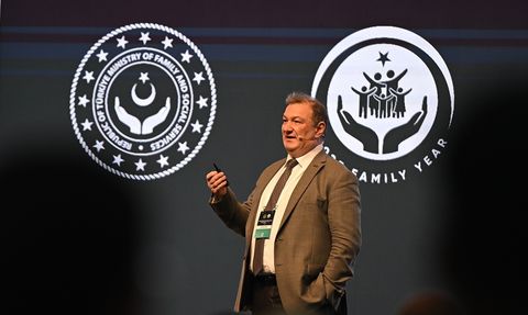 Uluslararası Aile Forumu'nda Doğum Hızı ve Cinsiyet Değiştirme Ameliyatları Tartışıldı