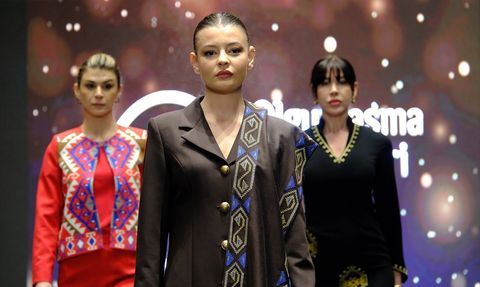 Van'da Geleneksel Kadın Kıyafetleri Defilesi Yapıldı