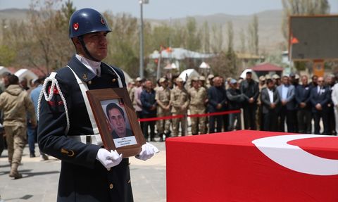 Van'da Kalp Krizi ile Şehit Olan Güvenlik Korucusu Son Yolculuğuna Uğurlandı