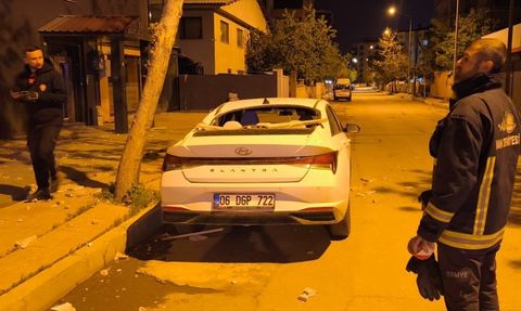 Van'da Şiddetli Rüzgar Çatılara Zarar Verdi