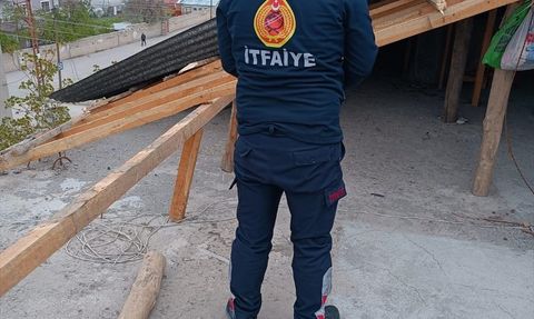 Van'da Şiddetli Rüzgar Sonrası Temizlik Çalışmaları