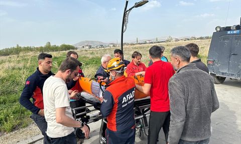 Van Kalesi'nde Düşen Kadın Hastaneye Kaldırıldı