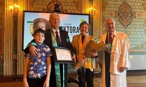 Yazar Beşir Ayvazoğlu'na Fahri Doktora Unvanı Verildi