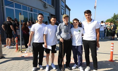 81 Yaşındaki Şevki Kılıç YKS'de Gençlere İlham Verdi