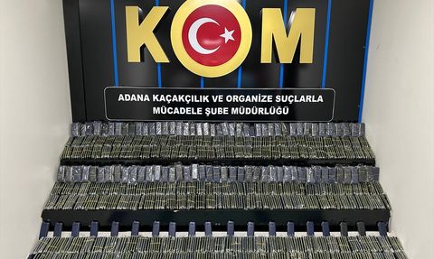 Adana'da Gümrük Kaçağı Cep Telefonu ve Güneş Gözlüğü Ele Geçirildi