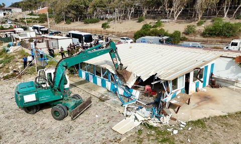 Adana'nın Karataş İlçesinde Kaçak Yapılar Yıkılıyor