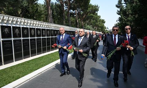 AK Parti Heyeti Bakü'de Şehitlik Ziyareti Gerçekleştirdi