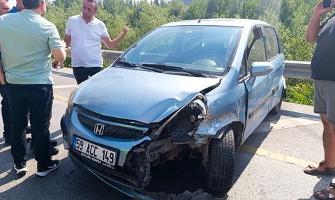 Amasya'da Bariyere Çarpan Otomobilde Dört Yaralı