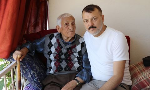 Amasya'da Muhtar, Yaşlıları Ücretsiz Tıraş Ediyor