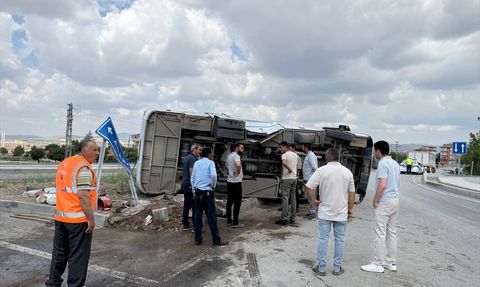 Ankara'da Kamyonet ile Minibüs Çarpıştı: 3 Yaralı