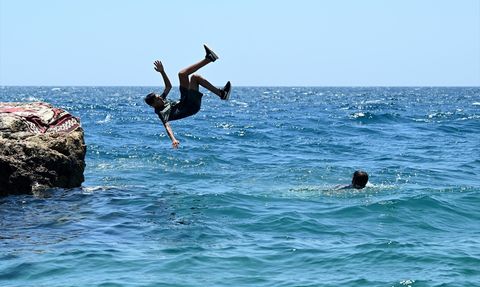 Antalya'da Yüksek Nem ve Sıcak Hava Tatilcileri Etkiledi
