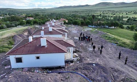 Arguvan'da Deprem Konutları İnşaatı Devam Ediyor