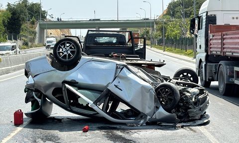 Arnavutköy'de Takla Atan Araçta Sürücü Yaralandı