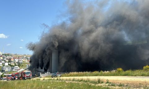 Arnavutköy'deki Fabrika Yangınına Hızla Müdahale Ediliyor