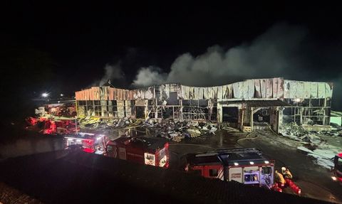 Arnavutköy'deki Lojistik Depoda Yangın Kontrol Altına Alındı