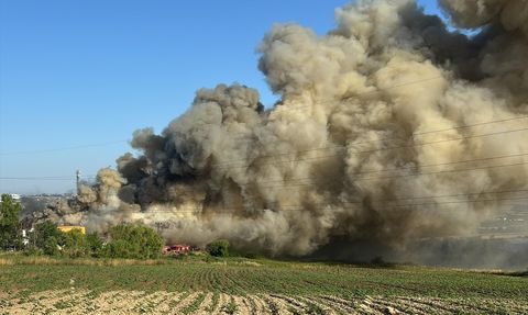 Arnavutköy'deki Lojistik Deposunda Yangın Çıktı