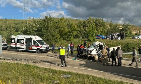 Bayburt'ta Tır ve Kamyonet Çarpıştı: 1 Ölü, 2 Yaralı