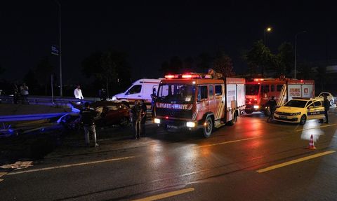 Bayrampaşa'da Kontrolden Çıkan Araç Bariyerlere Saplandı