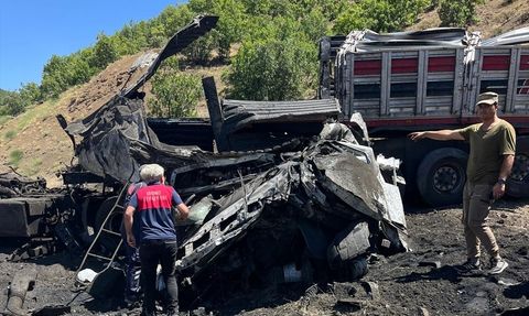 Bingöl'de Tır Devrildi: Sürücü Hayatını Kaybetti