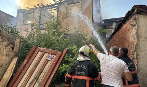 Çankırı'daki Metruk Evde Yangın Kontrol Altına Alındı