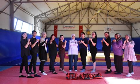 Çerkezköy’de Kadınlar Yakın Dövüş Kursunu Tamamladı