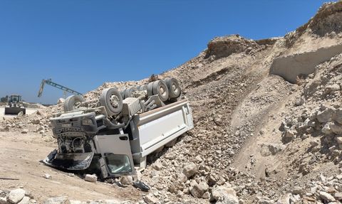 Ceyhan'da Hafriyat Kamyonu Devrildi: Sürücü Hayatını Kaybetti