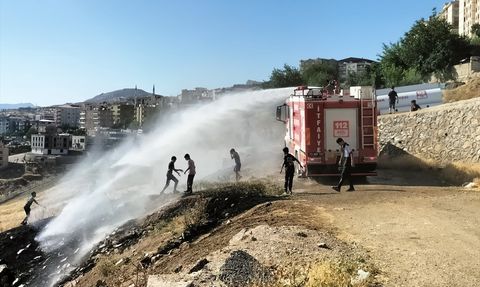 Cizre'de Anız Yangını Kontrol Altına Alındı