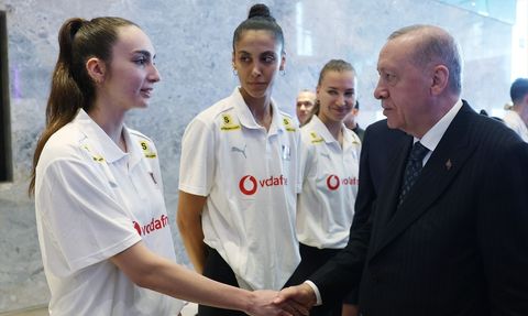 Cumhurbaşkanı Erdoğan, A Milli Kadın Voleybol Takımı'nı Destekledi