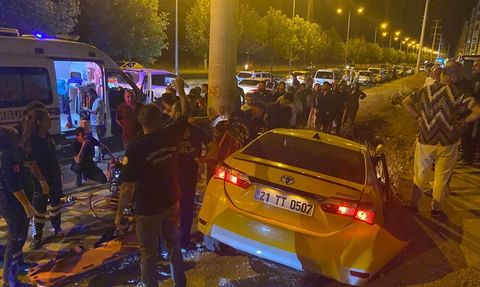 Diyarbakır'da Taksi Devrildi, İki Yaralı