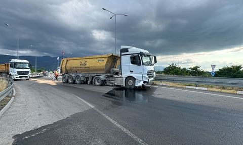 Düzce'de Tır Kazası: Sürücü Yaralanmadı