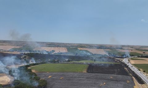 Edirne'de Yangın Paniği: Balya Yüklü Römorktan Tarım Arazilerine Sıçradı
