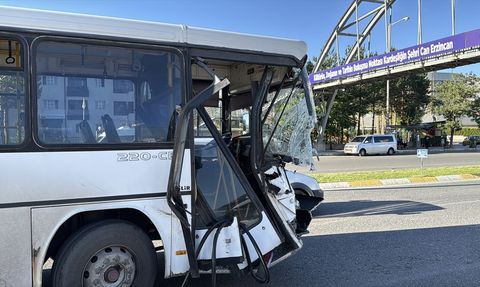 Erzincan'da Yolcu Otobüsü ve Tır Çarpıştı: 3 Yaralı