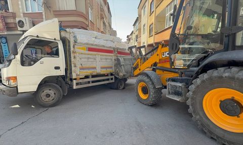 Esenler'de Kamyon Çukurdan Kurtarıldı