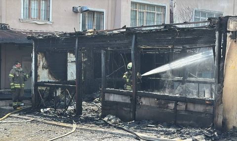 Esenyurt'ta Öğrenci Yurdunun Bahçesindeki Kulübe Alev Alev Yandı