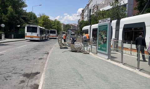 Eskişehir'de Kontrolden Çıkan Otobüs Tramvay Durağına Çarptı