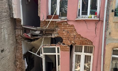 Fatih'te Bina Çökmesi: Çevre Binalarda Hasar Oluştu