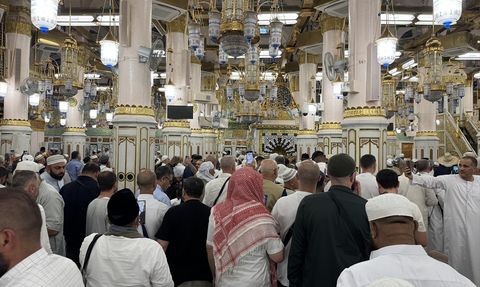 Hacılar Mescid-i Nebevi'de Dua ve İbadet Yapıyor